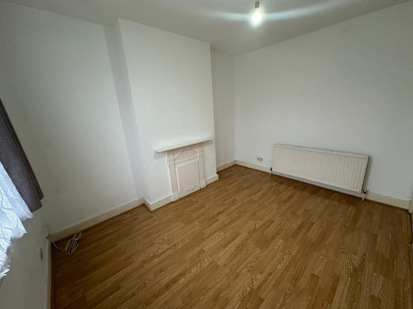 Flat Carlingford Road in Greater London