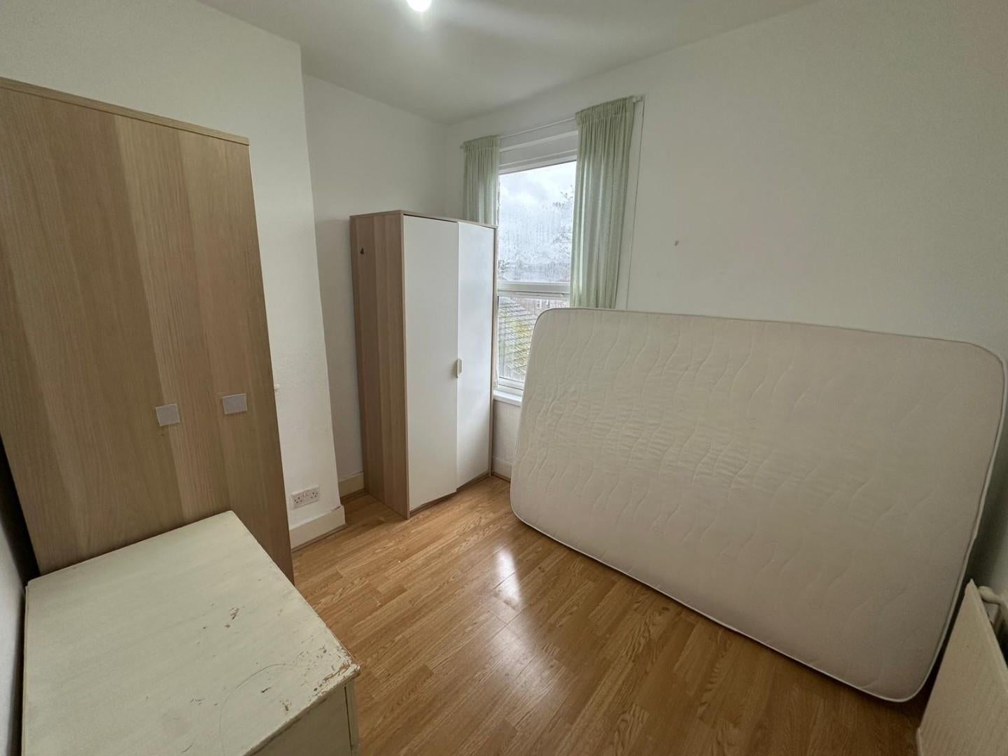 Flat Carlingford Road in Greater London