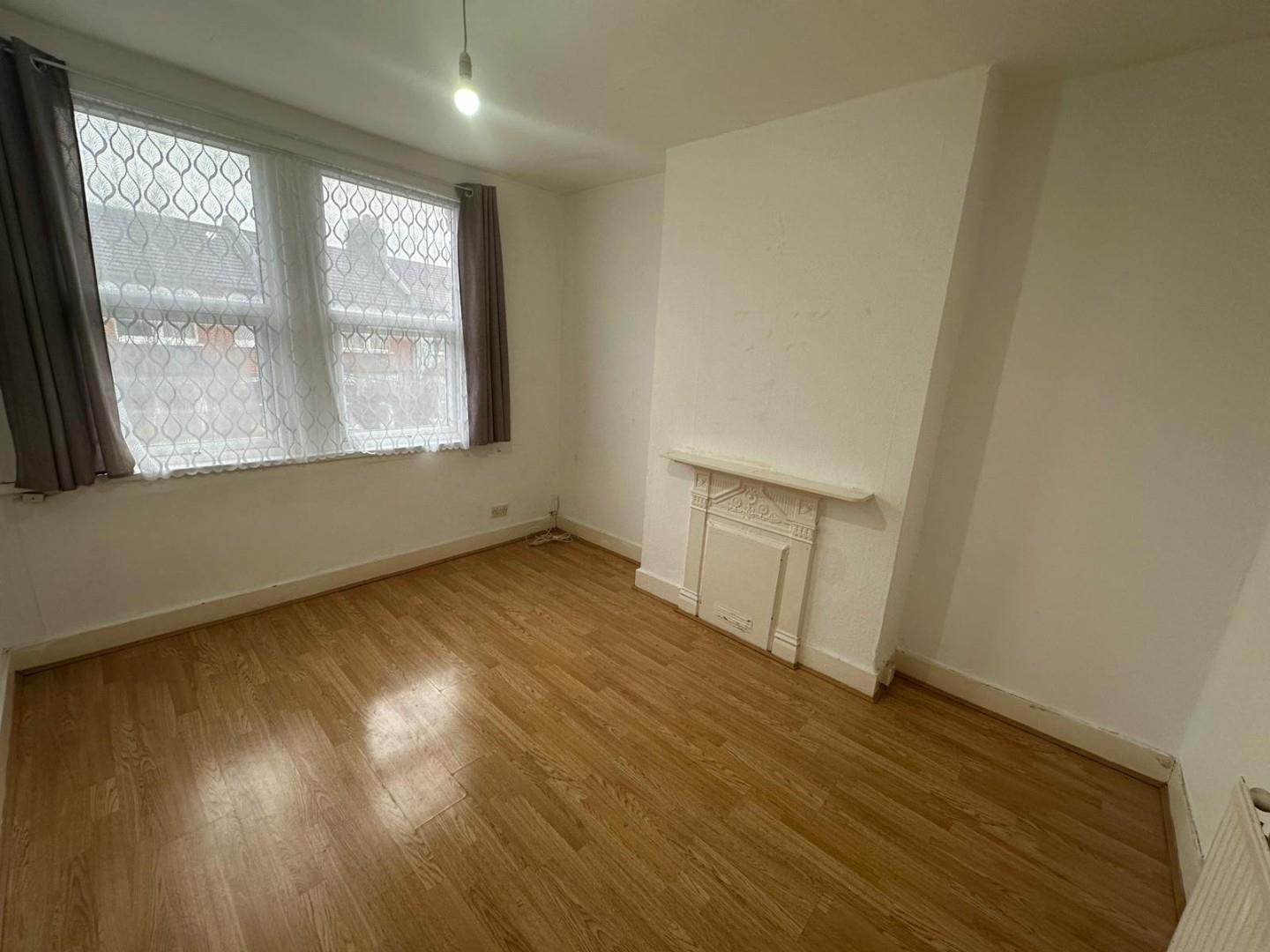 Flat Carlingford Road in Greater London