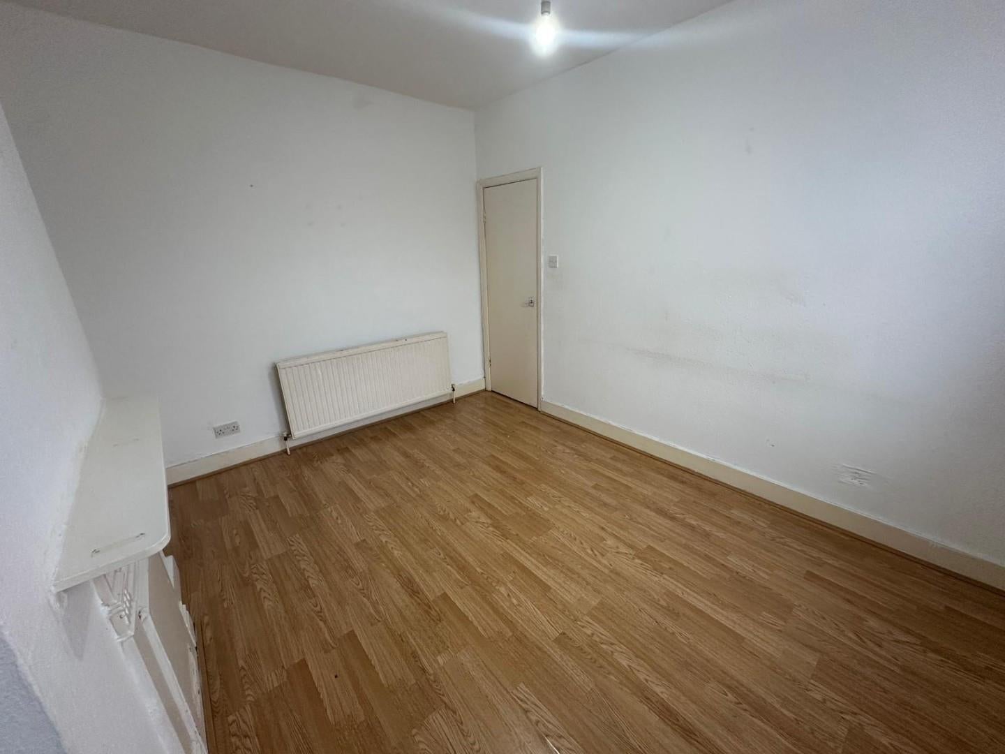 Flat Carlingford Road in Greater London