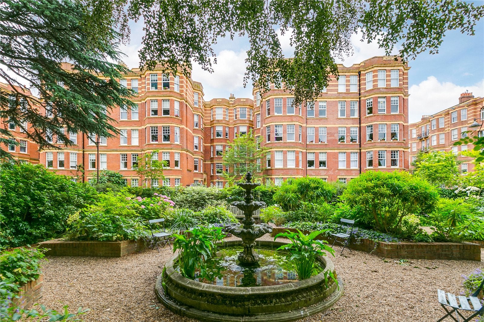 Flat Sutton Court in Greater London