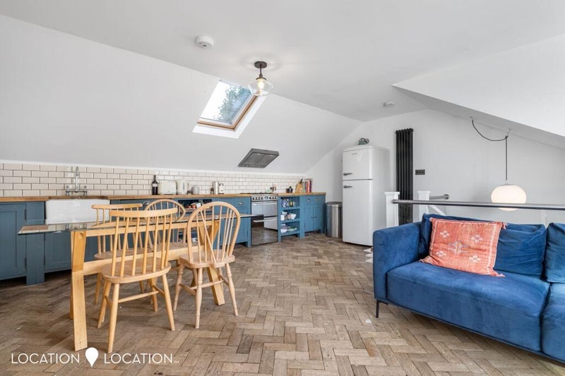 Flat Evering Road in Greater London