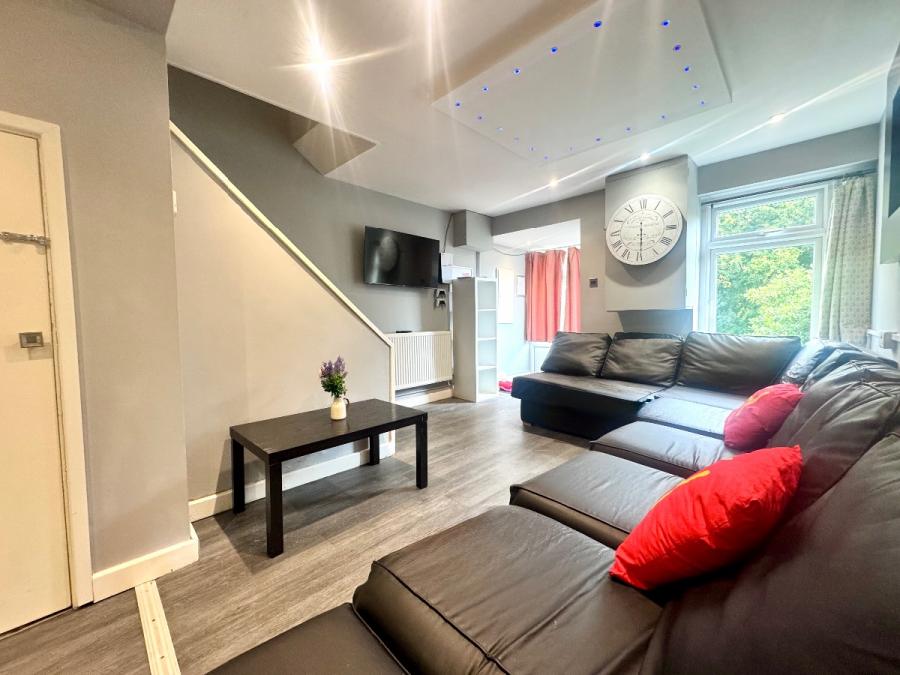 Room Tenterden Drive in Canterbury