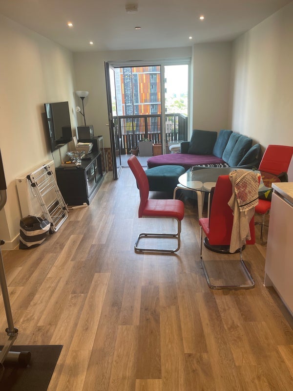 Room Fountain Park Way in Greater London