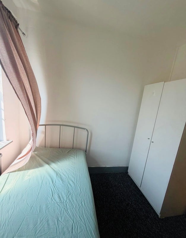 Room Great Cambridge Road in Greater London