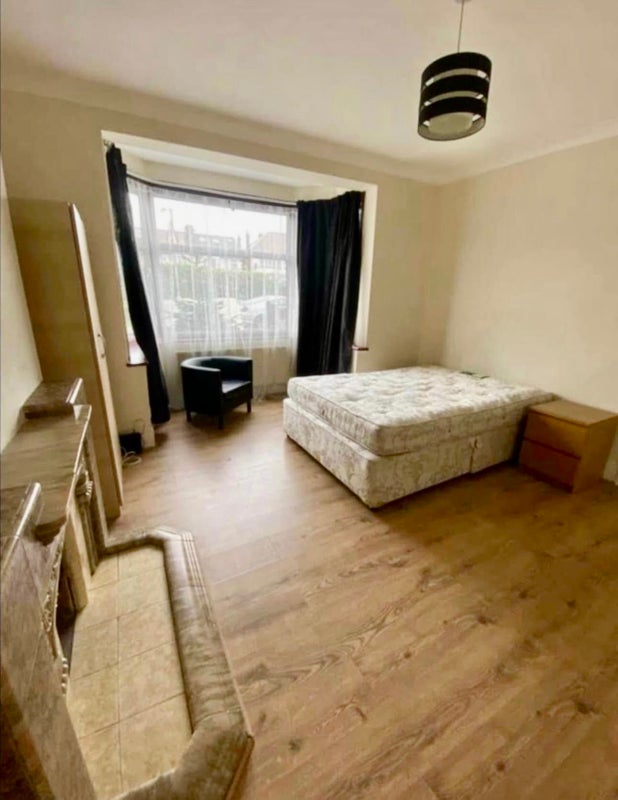 Room Great Cambridge Road in Greater London