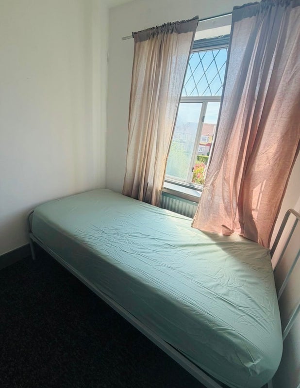 Room Great Cambridge Road in Greater London