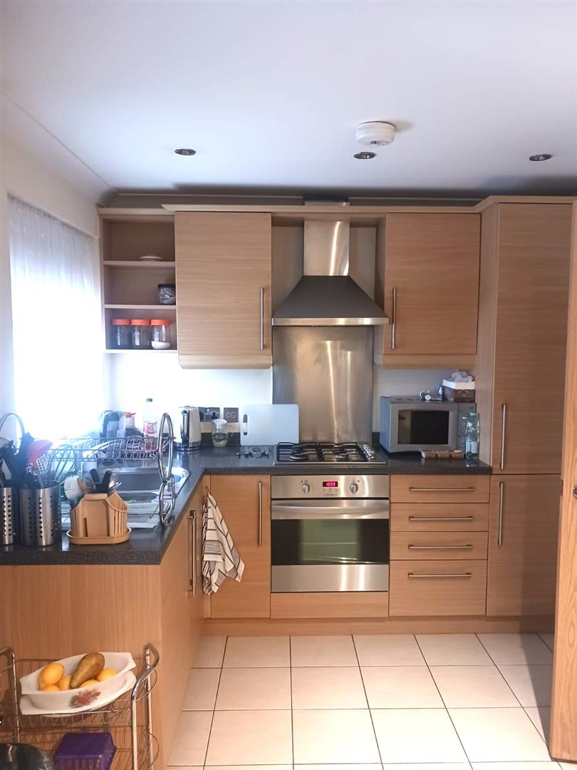 Flat Hexham Gardens in Greater London
