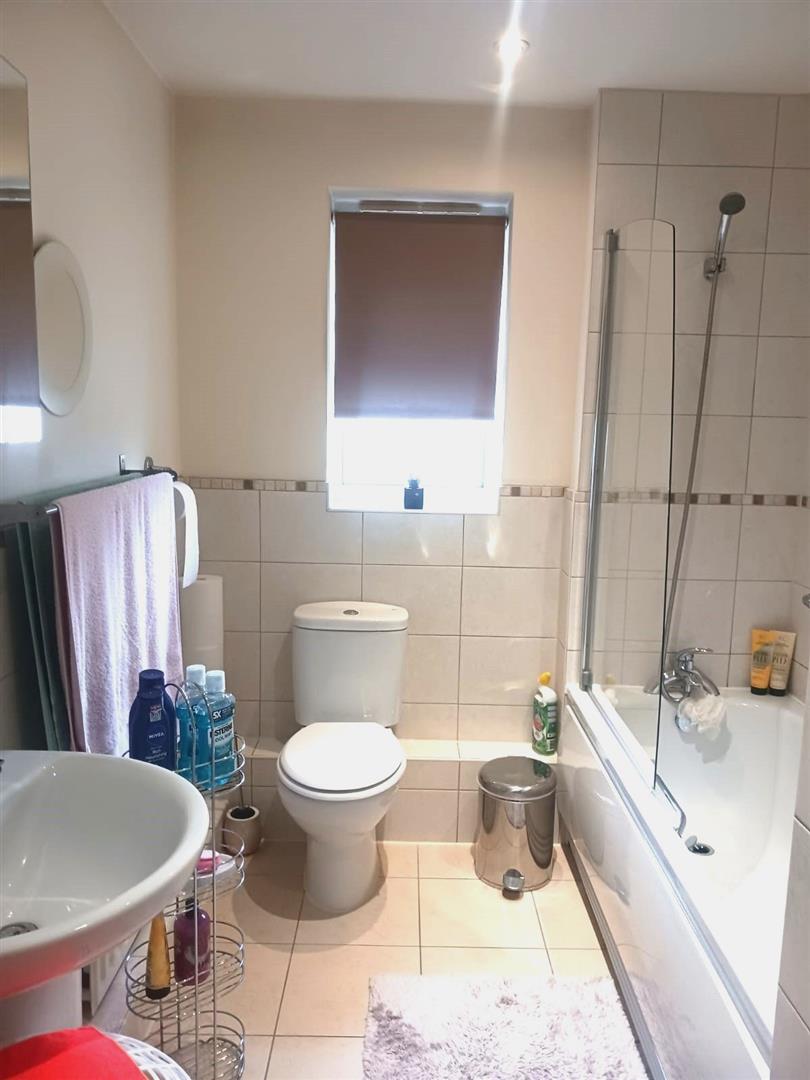 Flat Hexham Gardens in Greater London
