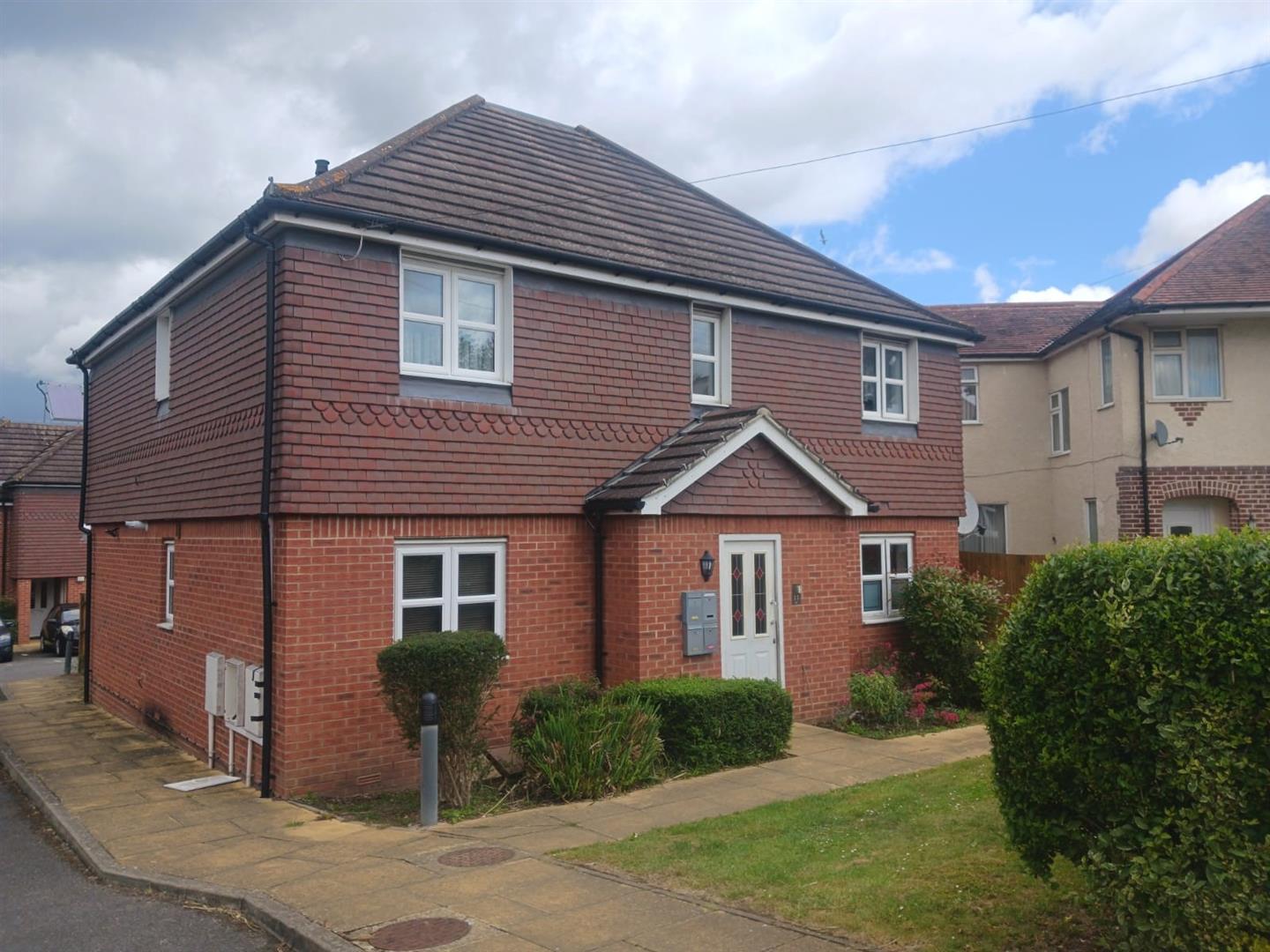 Flat Hexham Gardens in Greater London