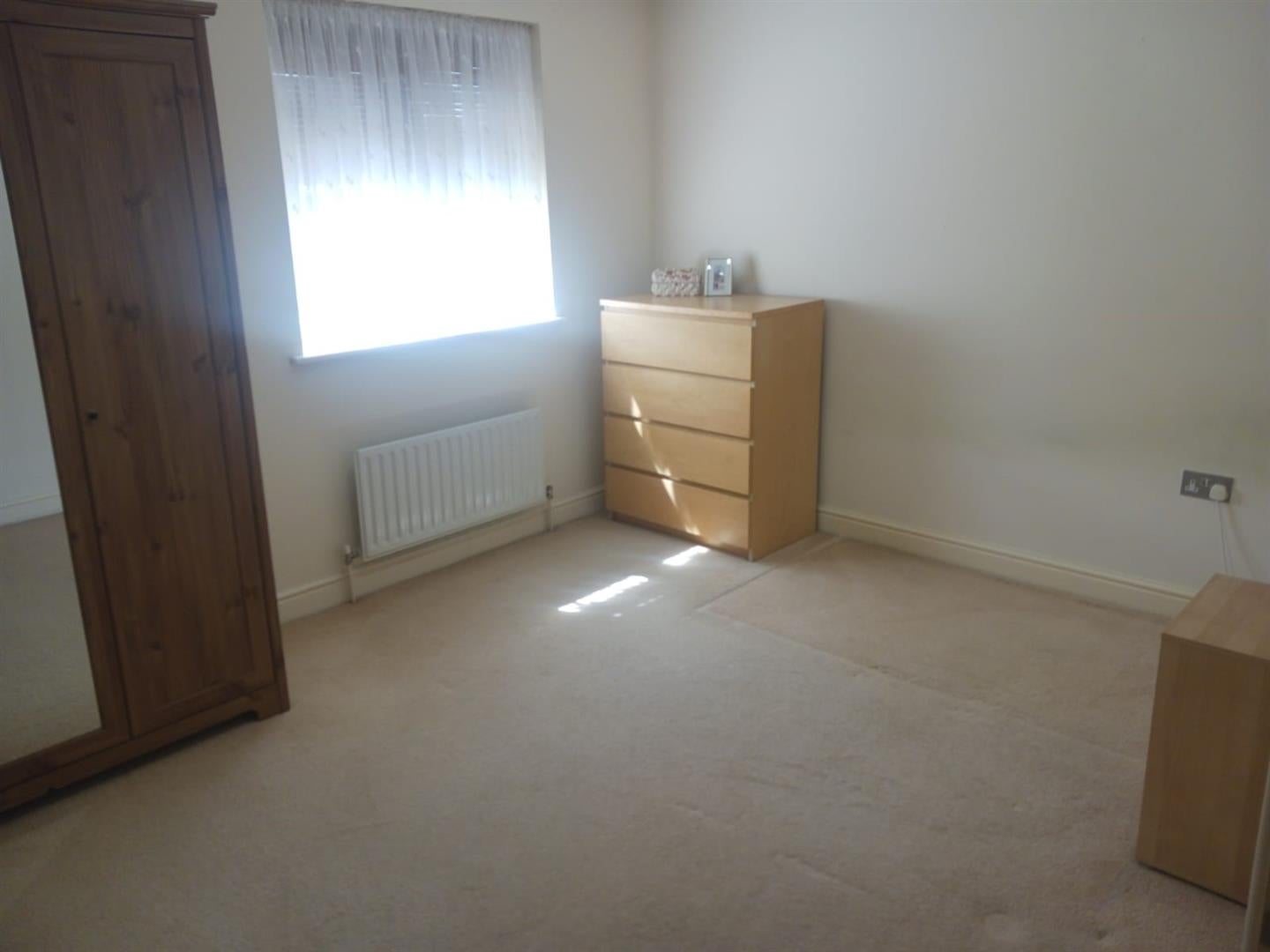 Flat Hexham Gardens in Greater London