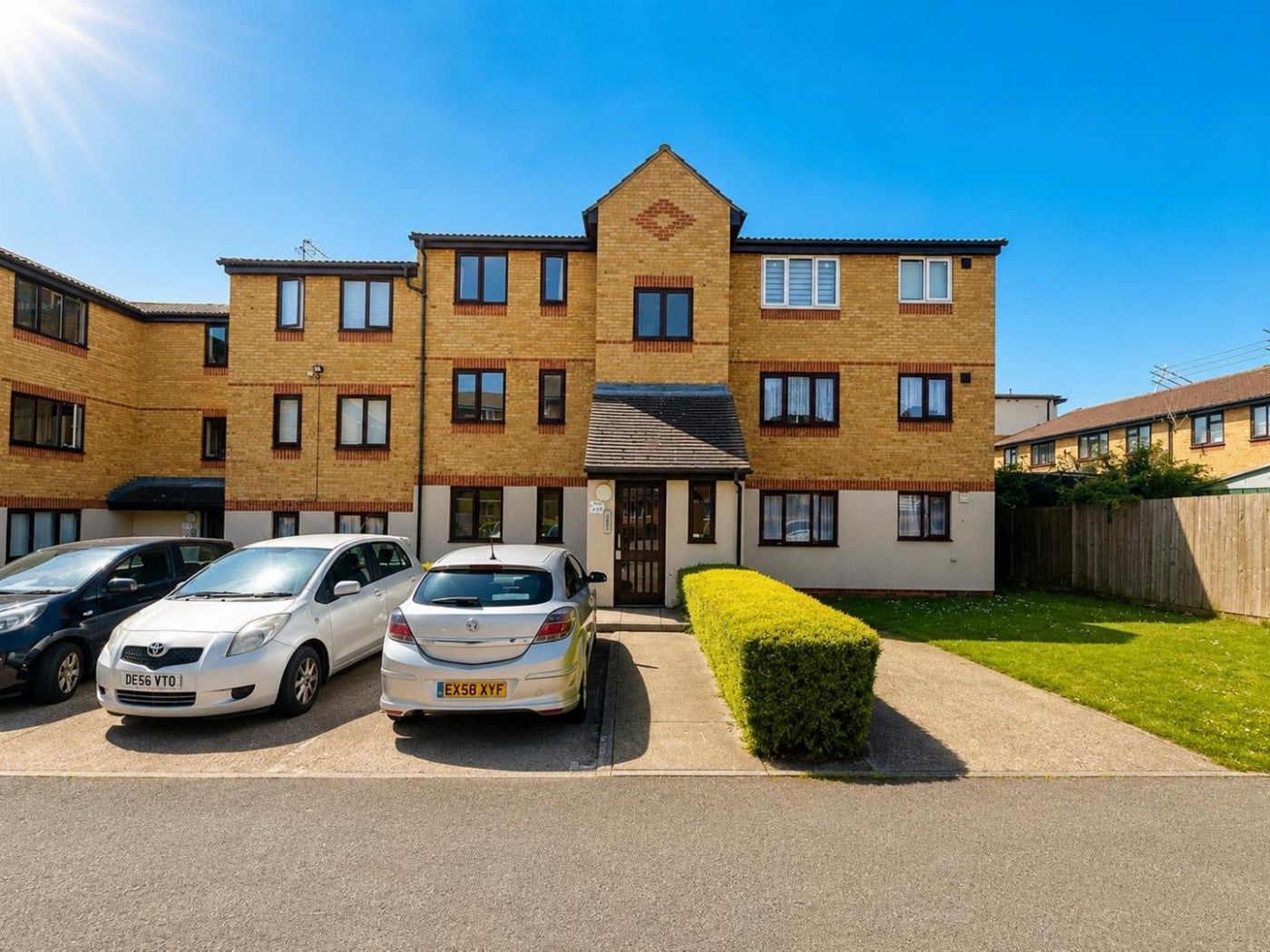 Flat Linwood Crescent in Greater London