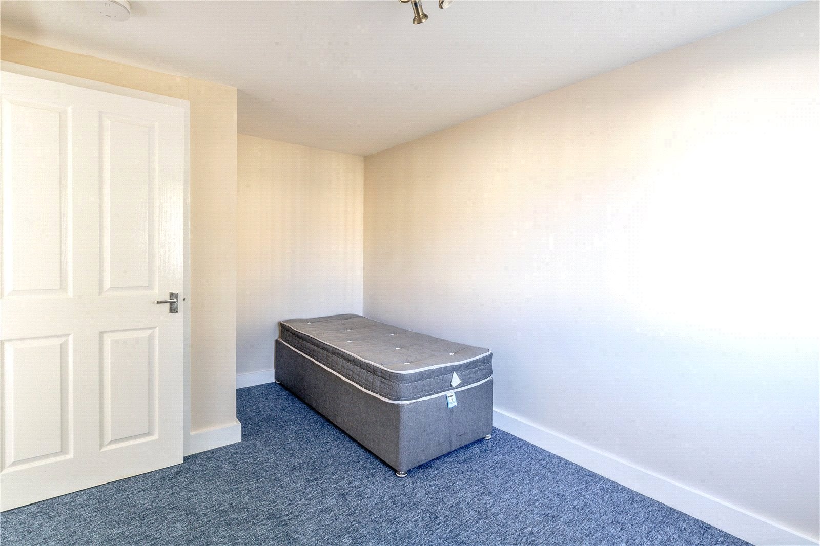 Flat Willoughby Close in Bristol