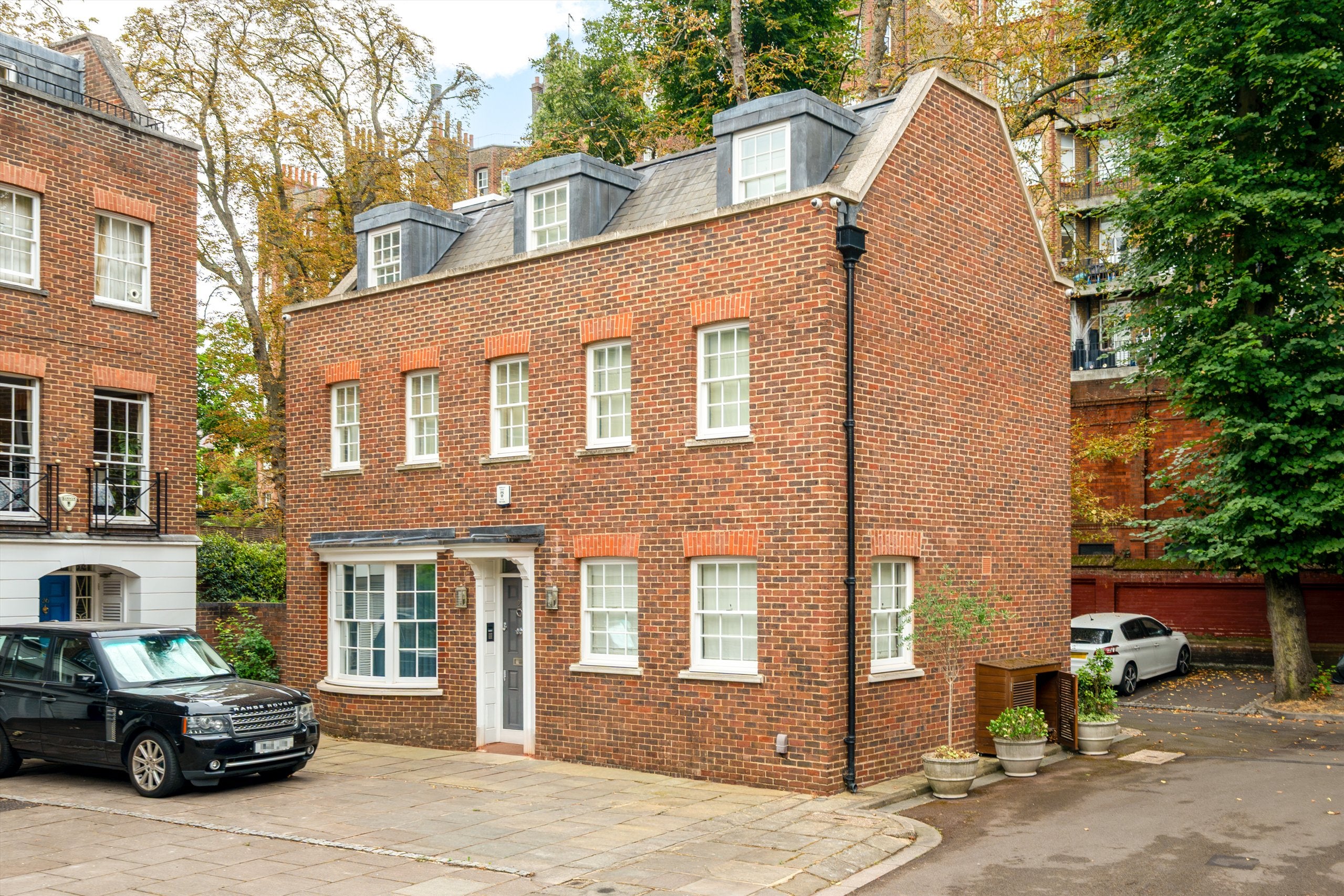 House Somerset Square in Greater London
