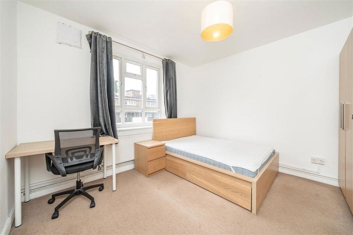 Flat Chart Street in Greater London