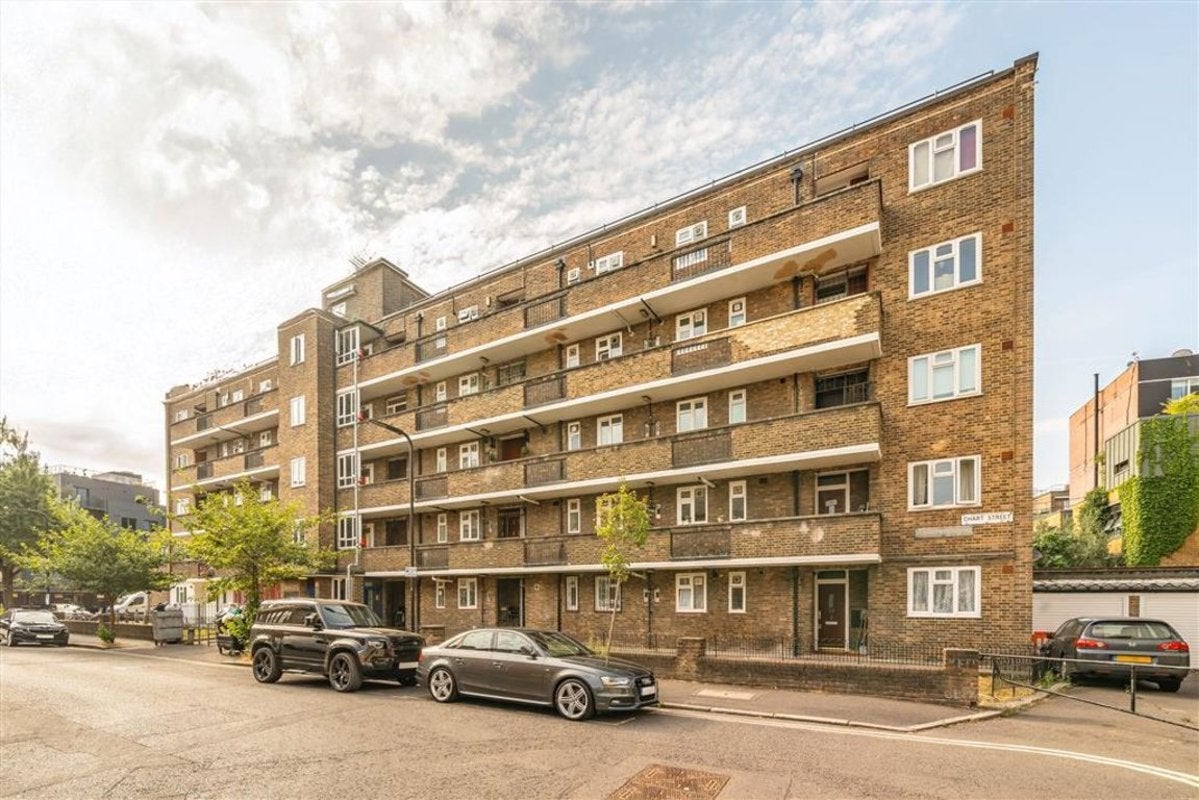 Flat Chart Street in Greater London