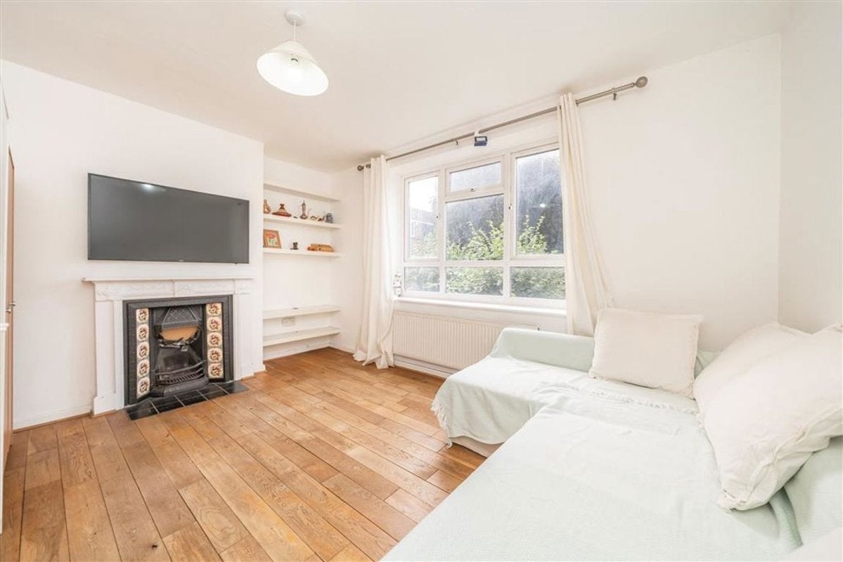 Flat Chart Street in Greater London
