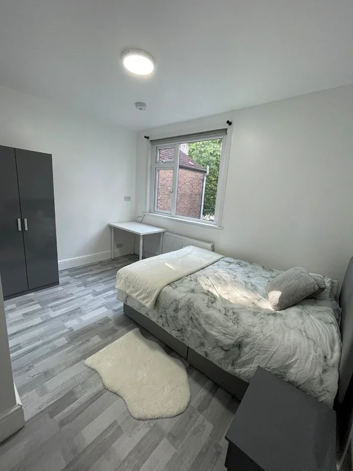Room Cromwell Road in Luton