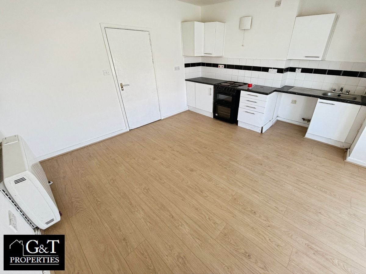 Flat Stourbridge Road in Brierley Hill