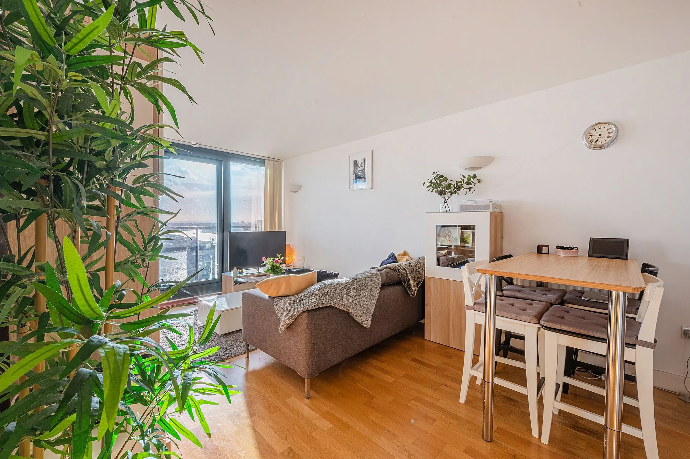 Flat Blackwall Way in Greater London