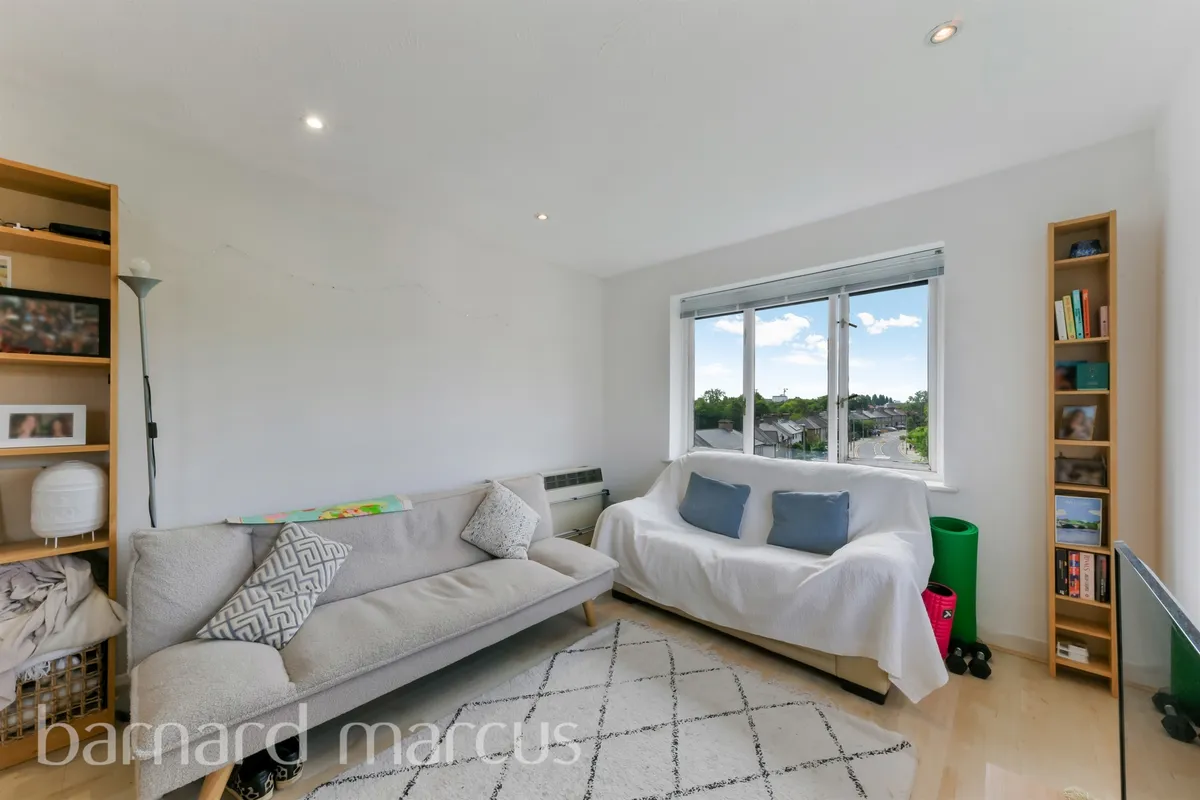 Flat Broomhill Road in Greater London