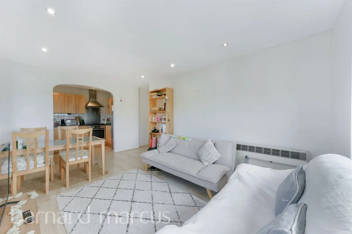 Flat Broomhill Road in Greater London