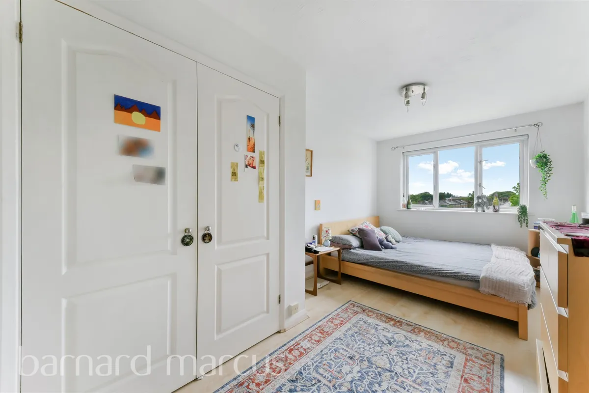 Flat Broomhill Road in Greater London