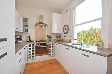 Flat Broomwood Road in Greater London