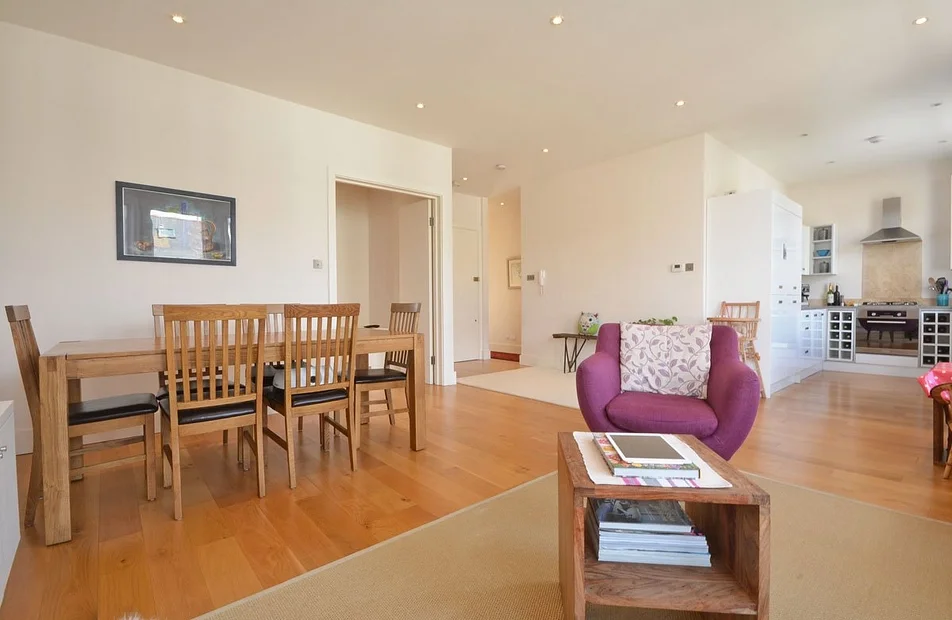 Flat Broomwood Road in Greater London