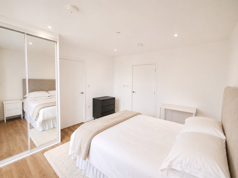 Room Silvertown Way in Greater London