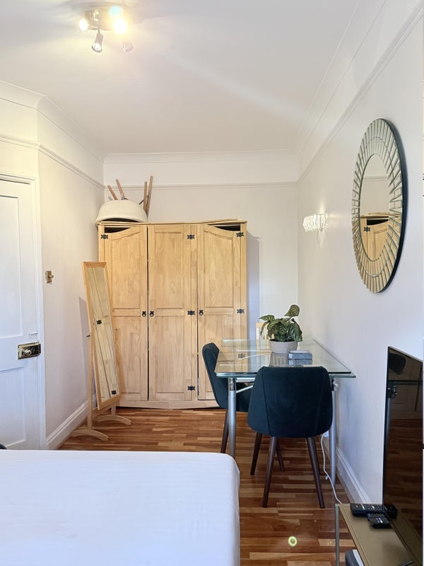 Room Boston Place in City of Westminster