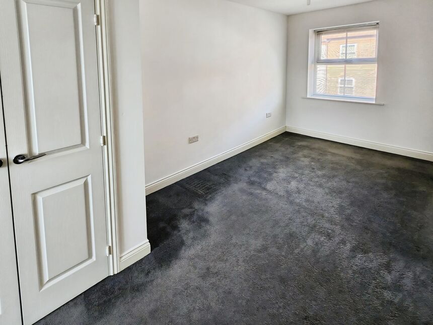 Flat Larch Close in Nuneaton and Bedworth
