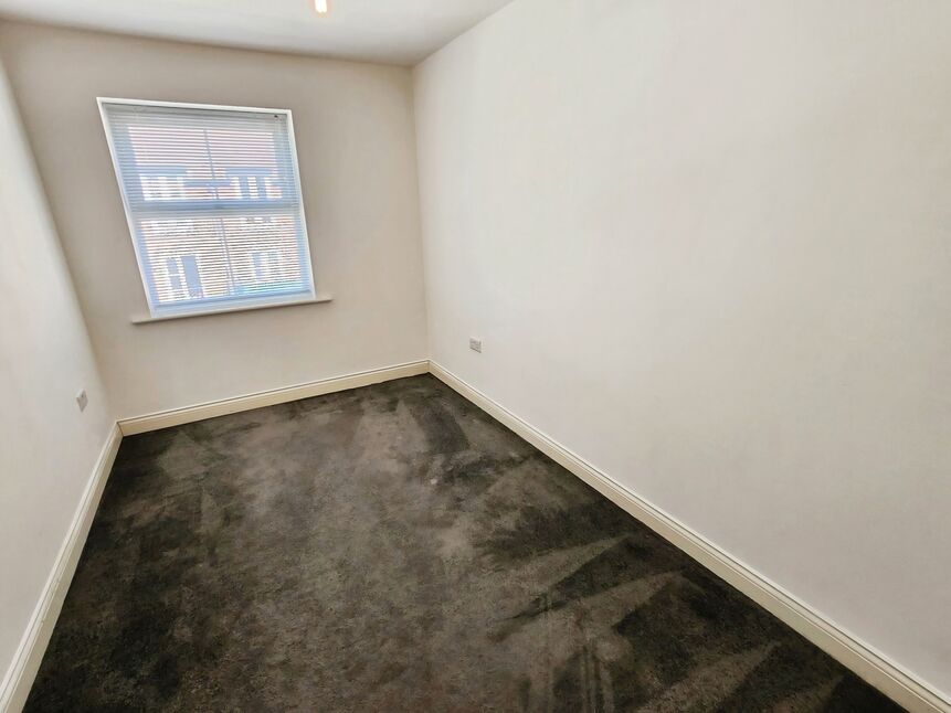 Flat Larch Close in Nuneaton and Bedworth