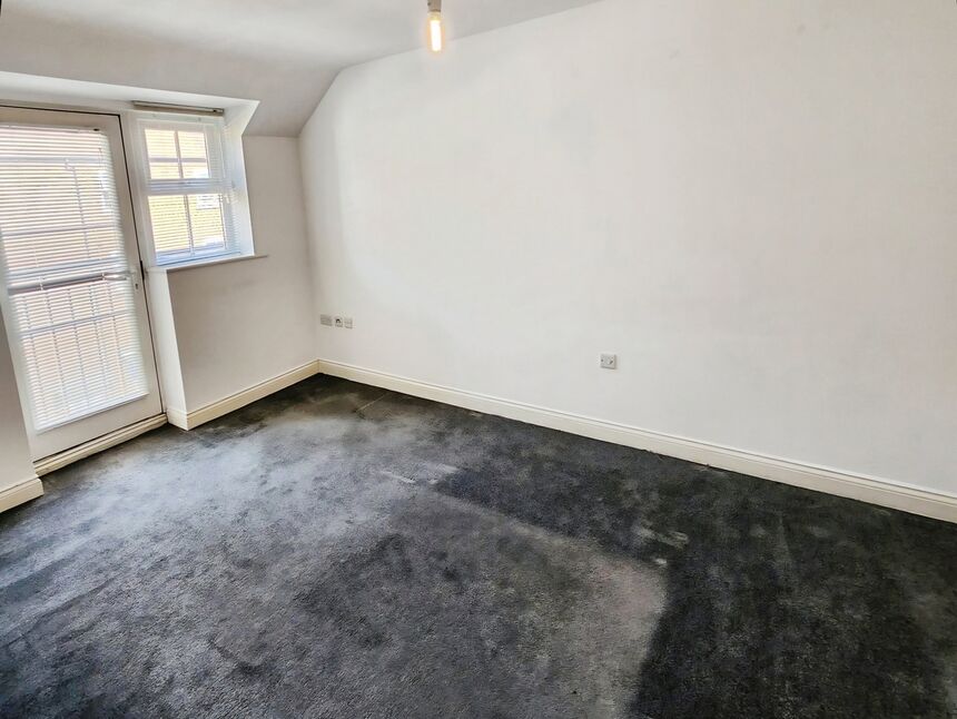 Flat Larch Close in Nuneaton and Bedworth
