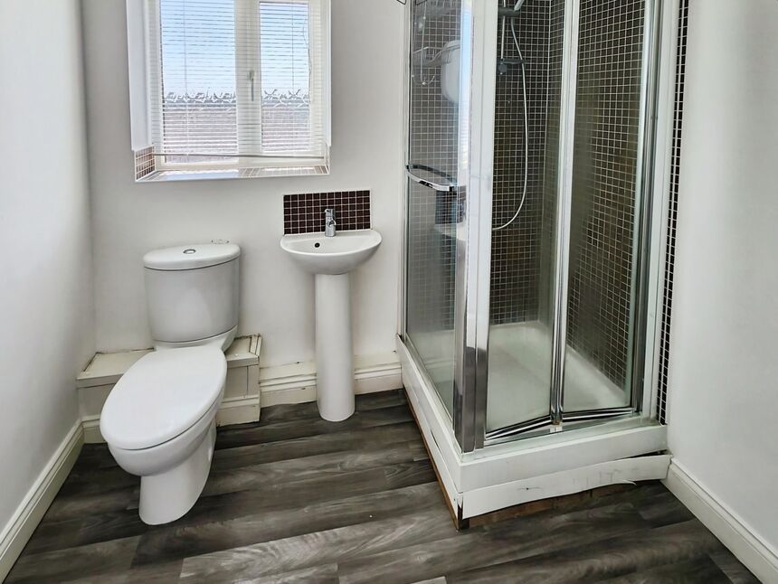 Flat Larch Close in Nuneaton and Bedworth