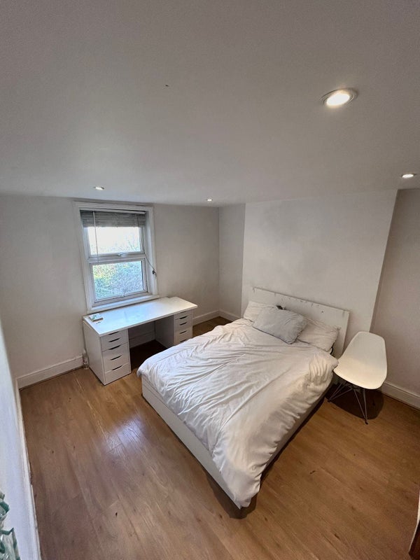 Room Gilmore Road in Greater London