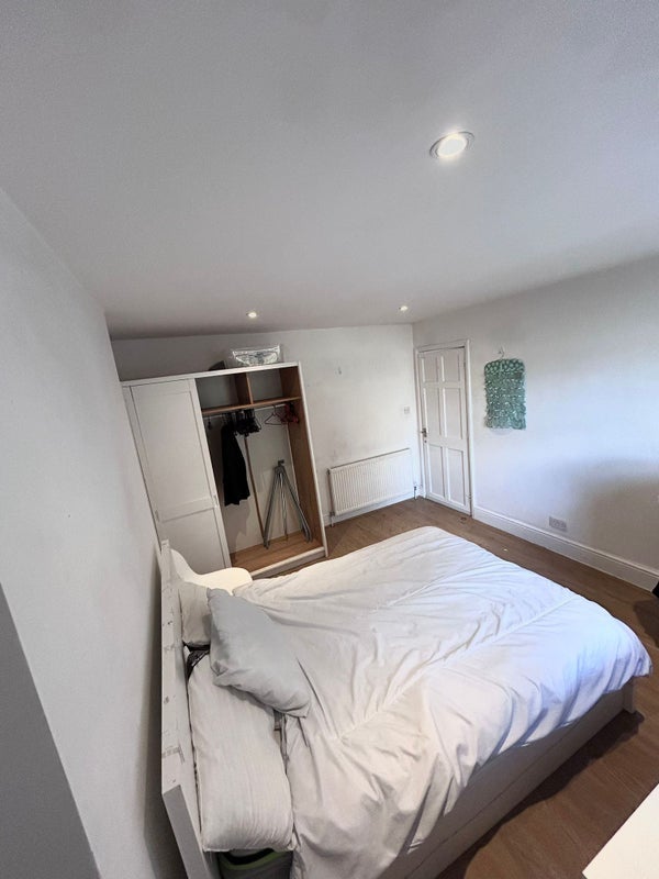 Room Gilmore Road in Greater London