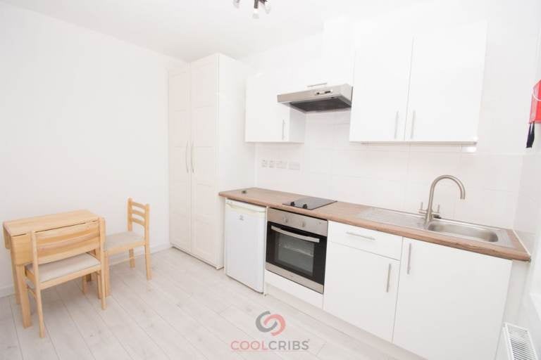 Flat Warwick Road in Greater London