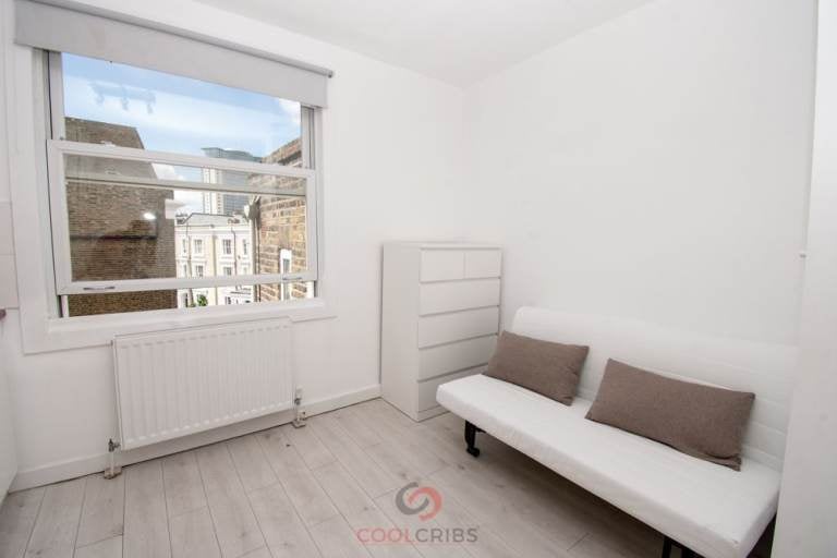 Flat Warwick Road in Greater London
