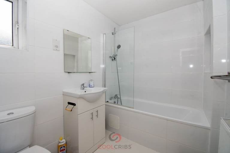 Flat Warwick Road in Greater London