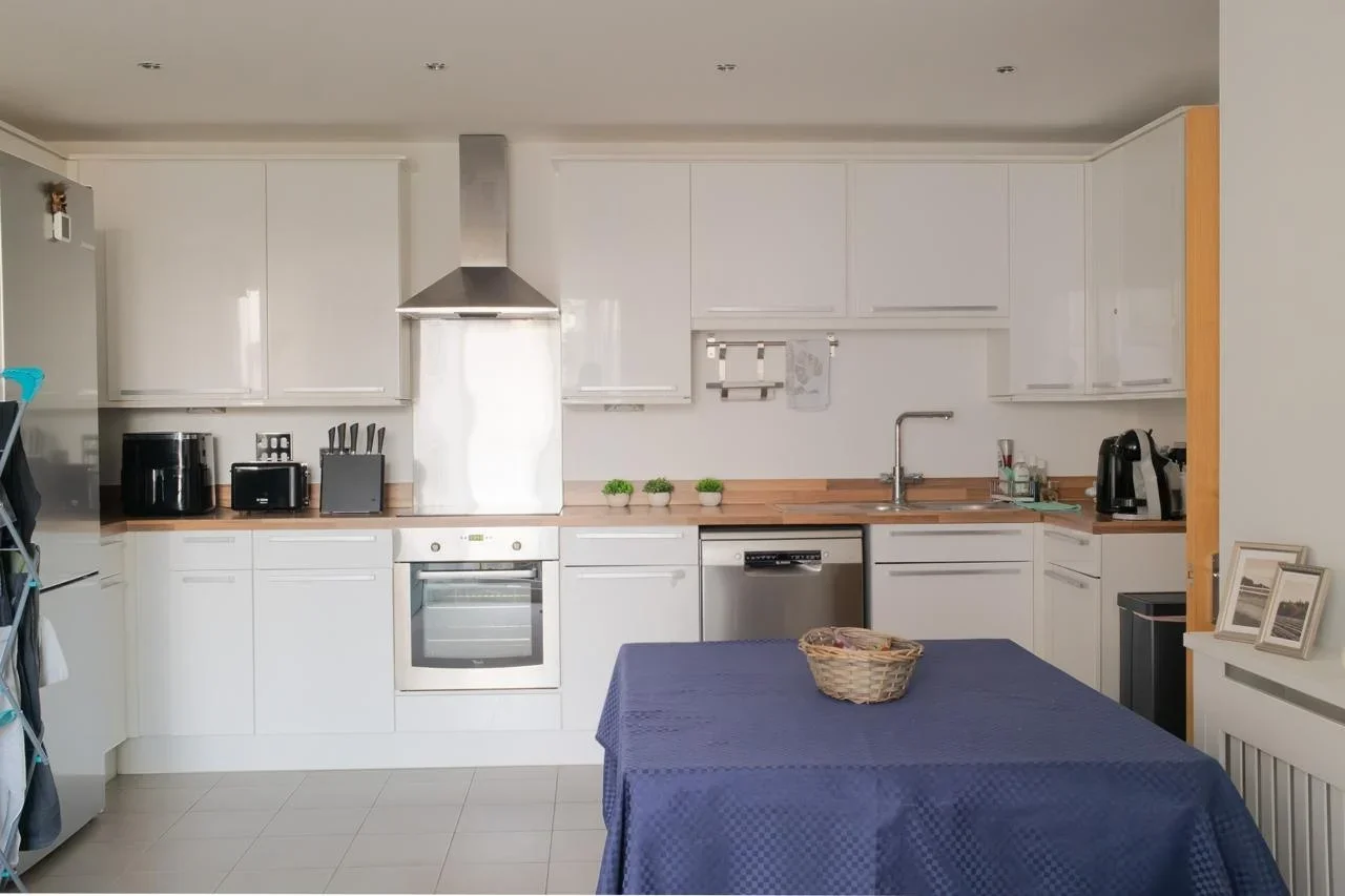 Flat Ealing Road in Greater London