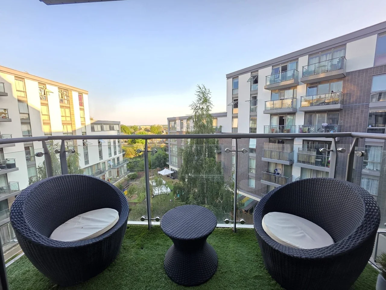 Flat Ealing Road in Greater London