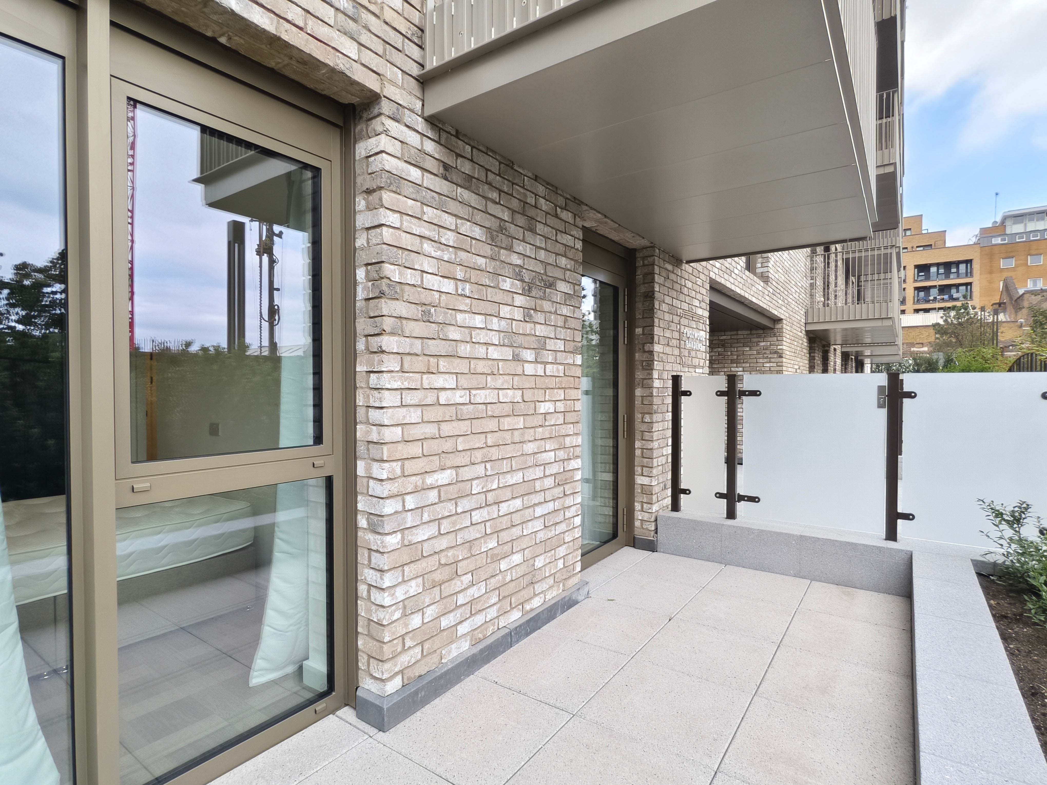 Flat Boxwood Gardens in Greater London