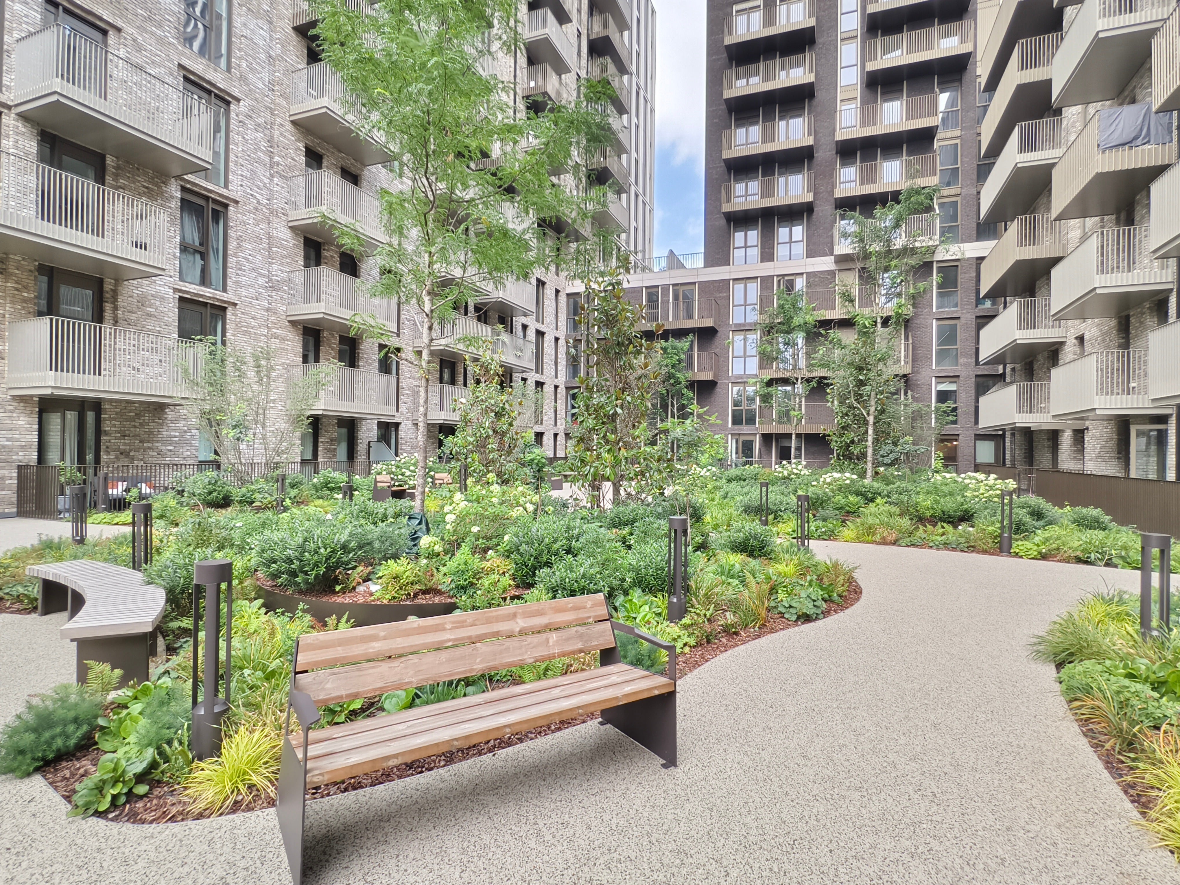 Flat Boxwood Gardens in Greater London