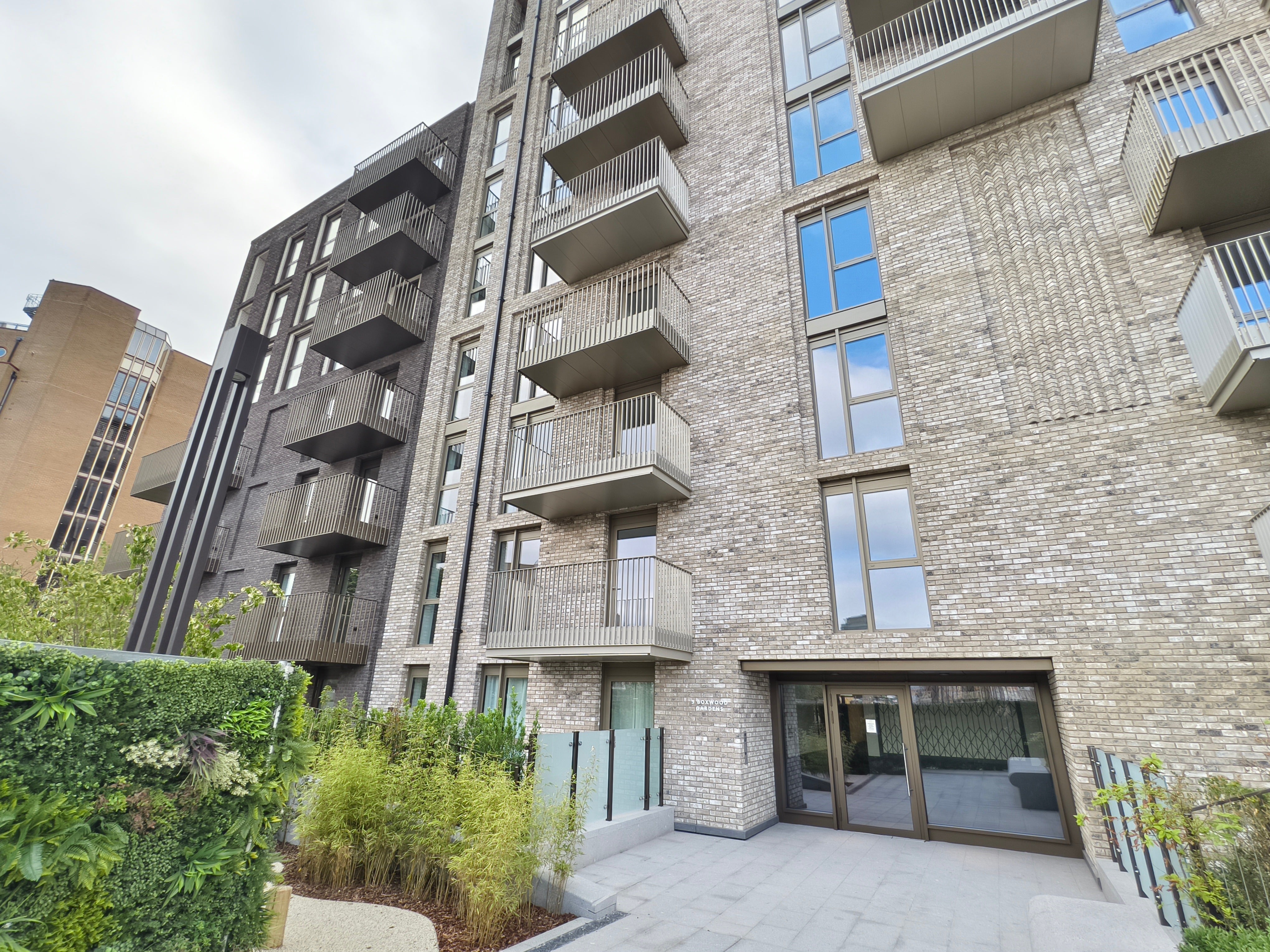 Flat Boxwood Gardens in Greater London