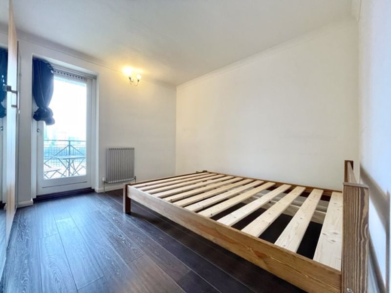 Flat Durand's Wharf in Greater London