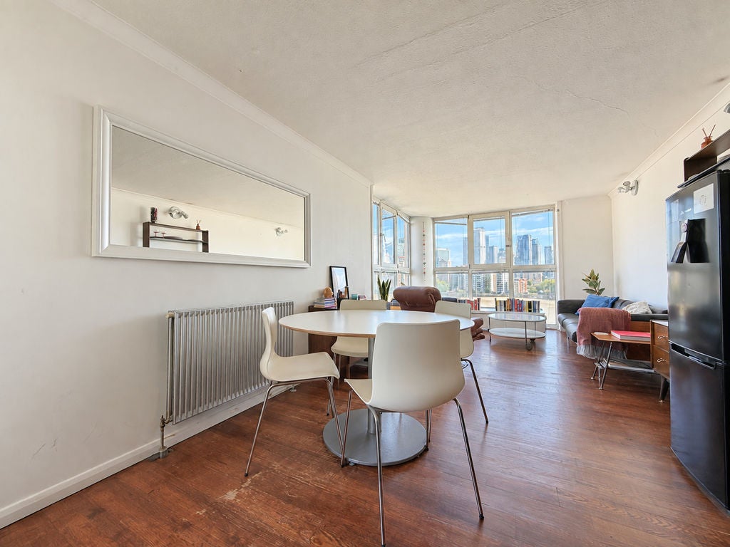 Flat Durand's Wharf in Greater London