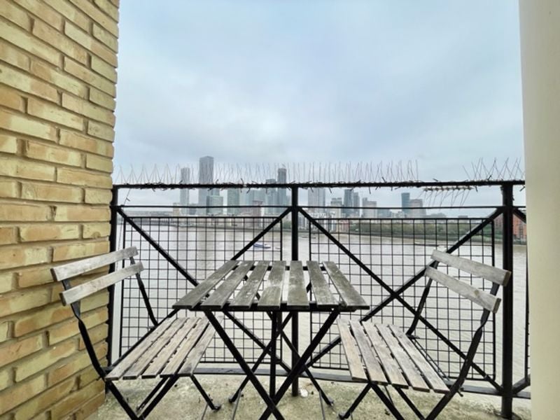 Flat Durand's Wharf in Greater London