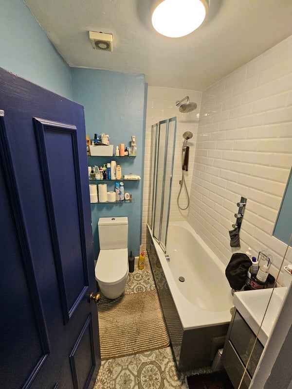 Room Pomfret Road in Greater London