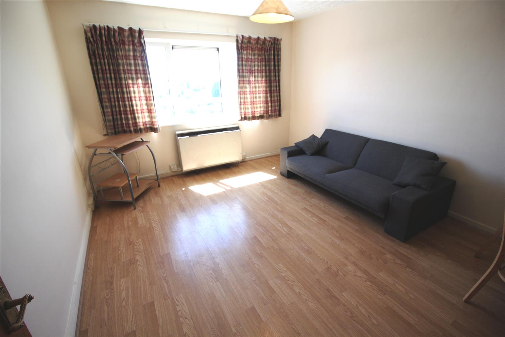 Flat Byron Way in Greater London